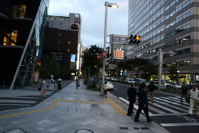 ①名古屋モード学園HAL名古屋のビルを左手に広小路伏見の交差点方面へ進みます。